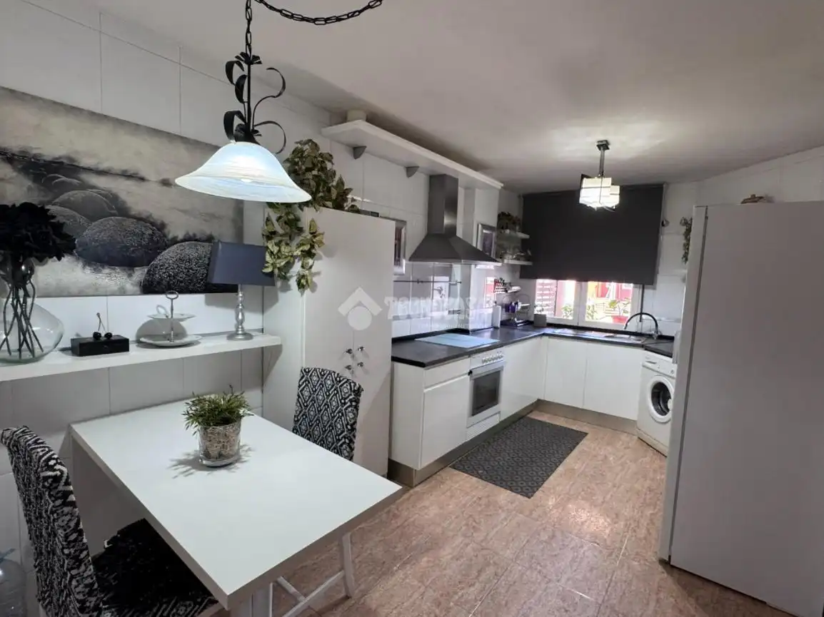Cocina de Casa adosada en venta en Valdefresno con Calefacción, Parquet y Piscina comunitaria