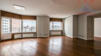 Living room of Flat to rent in  Madrid Capital  with Air Conditioner, Heating and Parquet flooring