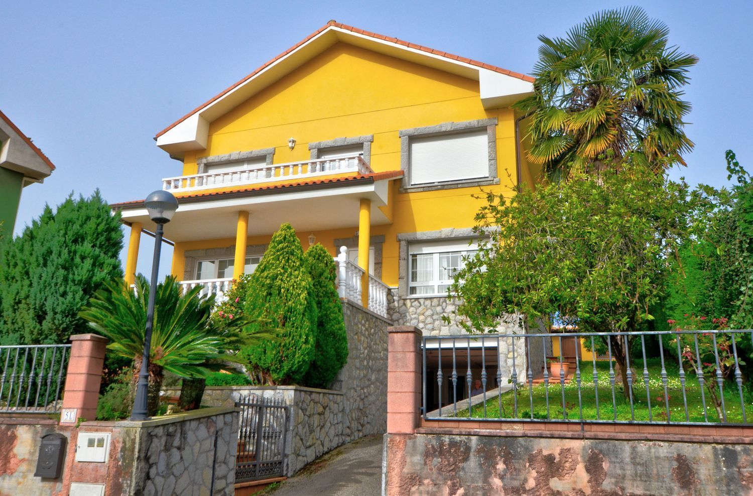 Vista exterior de Casa o xalet en venda en Avilés amb Calefacció, Terrassa i Traster