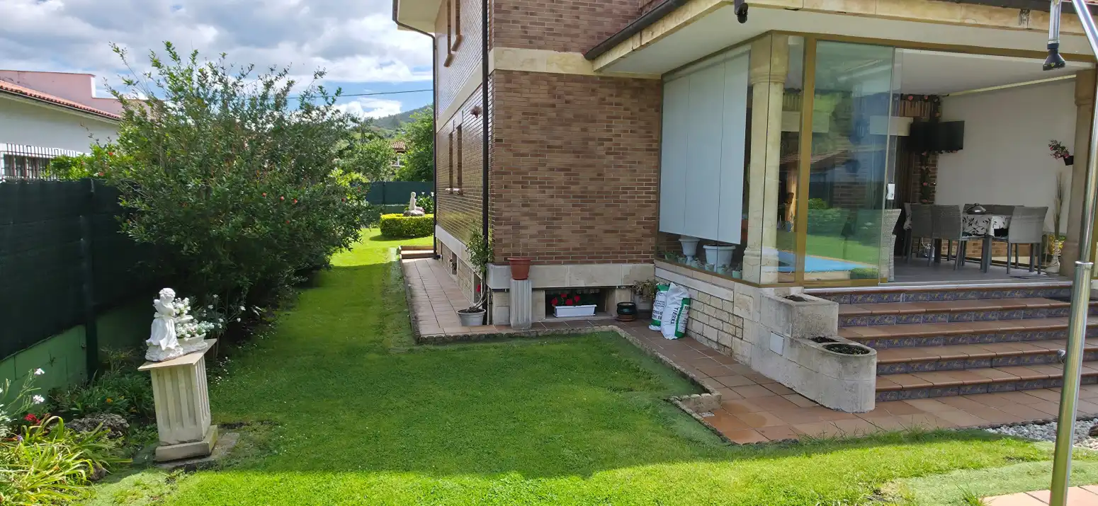 Jardí de Casa o xalet en venda en Los Corrales de Buelna  amb Calefacció, Jardí privat i Parquet