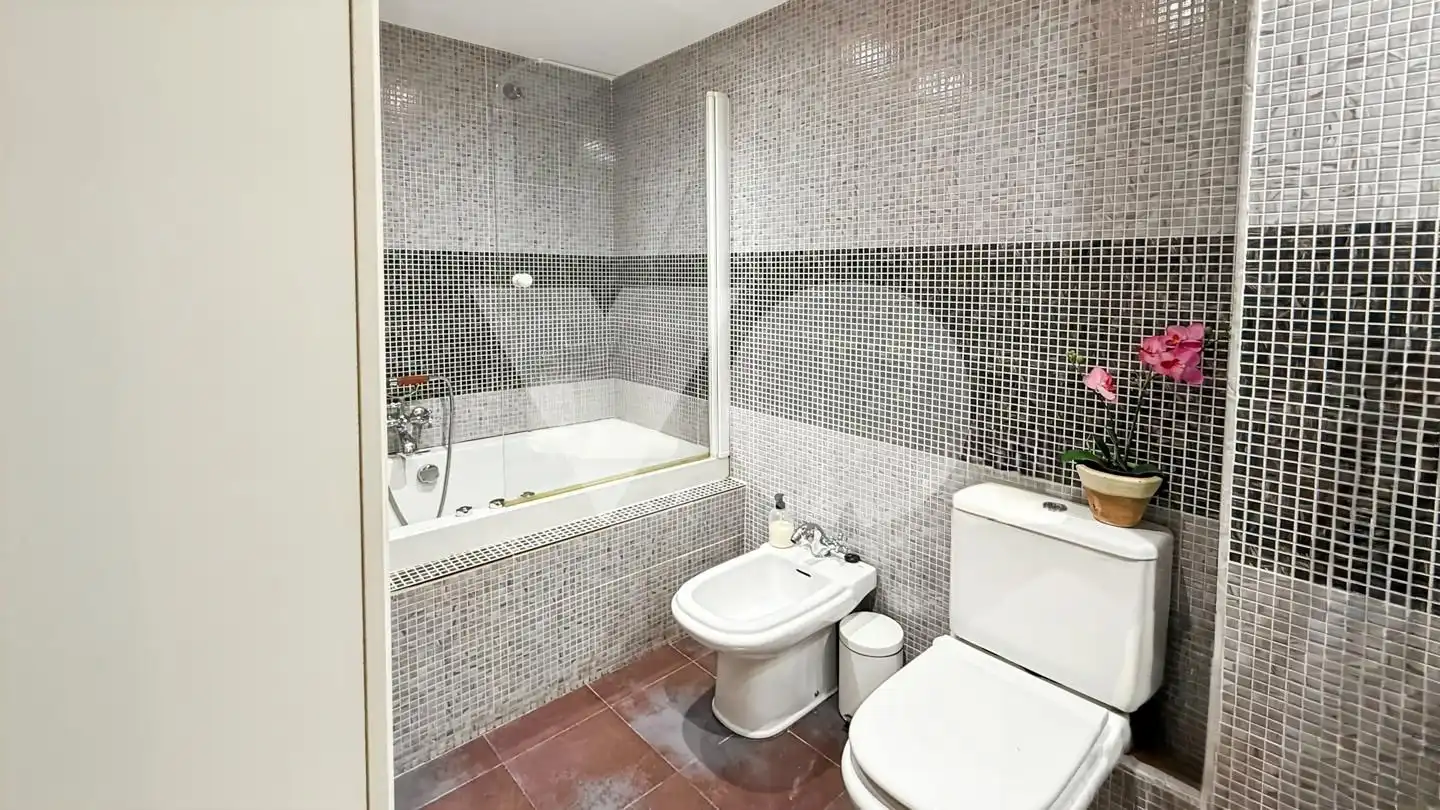 Baño de Piso en venta en Madrid con Aire acondicionado, Calefacción y Jardín privado
