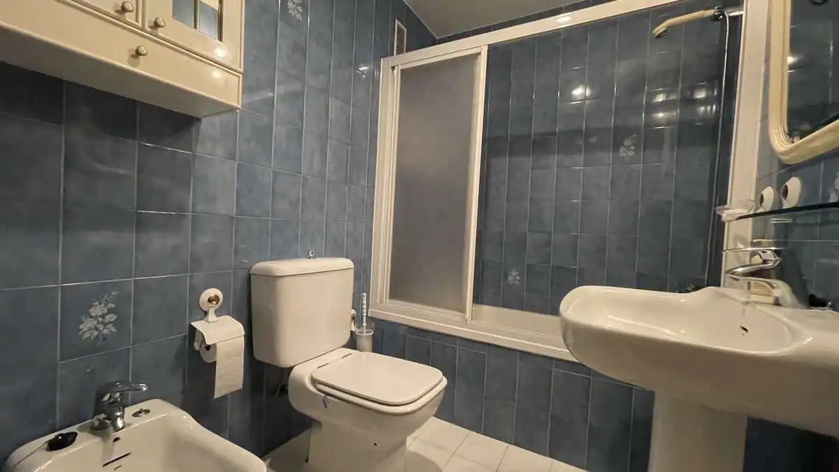Bathroom of Flat for rent in Granada  with Air Conditioner, Heating and Terrace