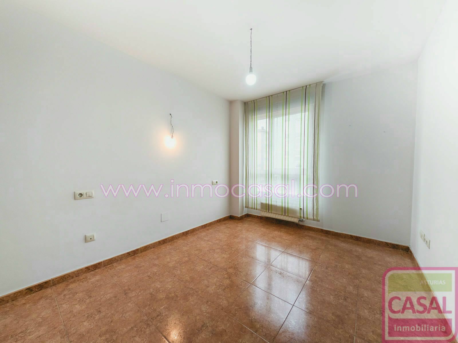 Dormitori de Pis en venda en Oviedo  amb Calefacció i Traster