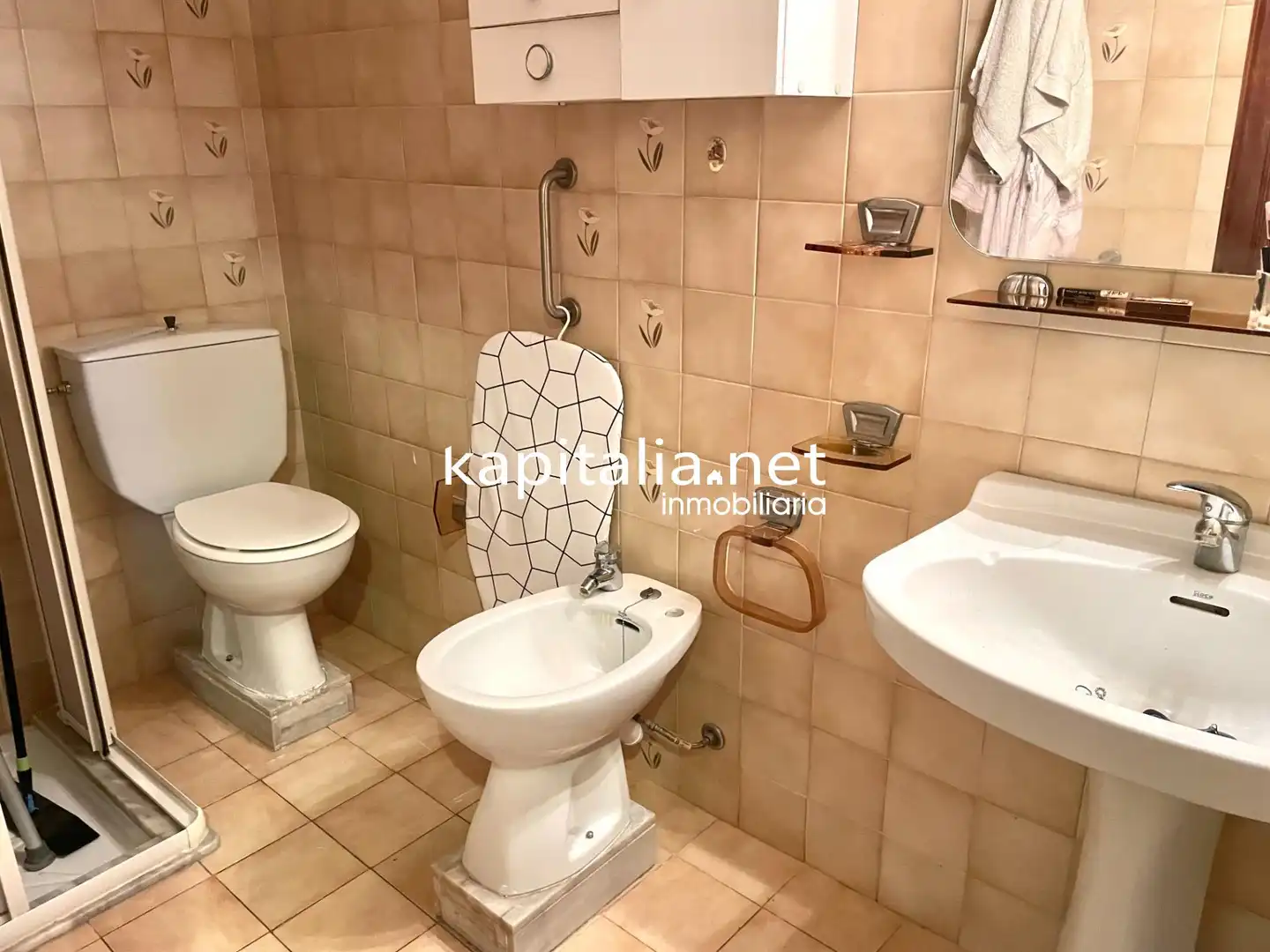 Badezimmer von Wohnung zum Verkauf in Salem mit Klimaanlage, Abstellraum und Balkon