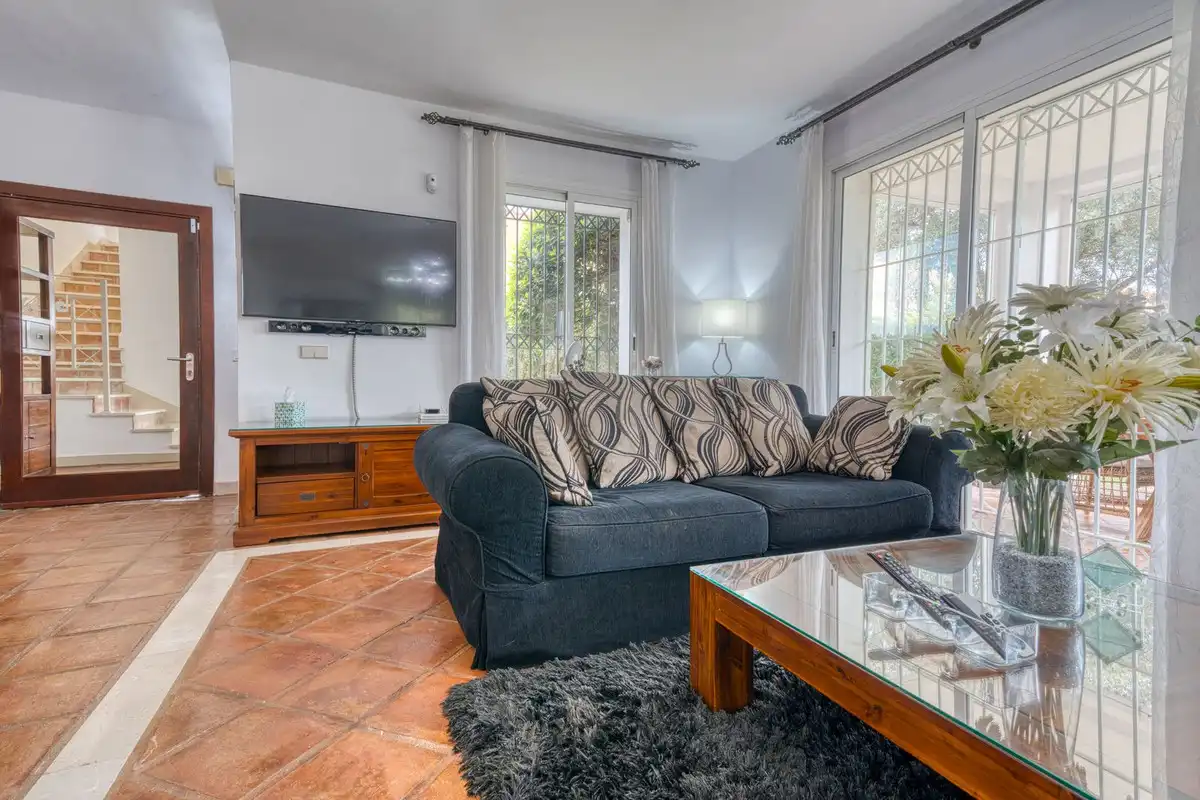 Sala de estar de Casa o chalet en venta en Manilva con Aire acondicionado, Jardín privado y Terraza
