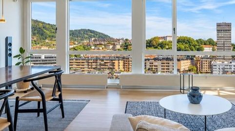 SE VENDE EXCELENTE VIVIENDA EN EL CENTRO, CON UNA UBICACIÓN PRIVILEGIADA Y CON MARAVILLOSAS VISTAS AL RIO URUMEA.