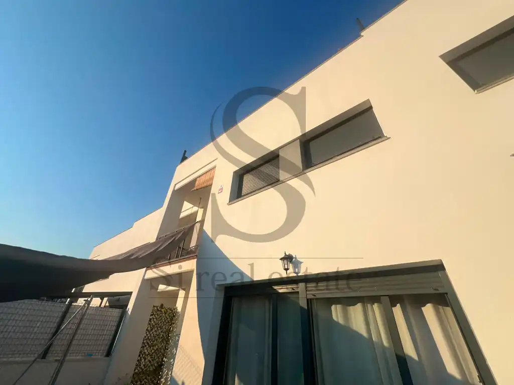 Vista exterior de Casa adosada en venta en Calafell con Calefacción, Jardín privado y Parquet