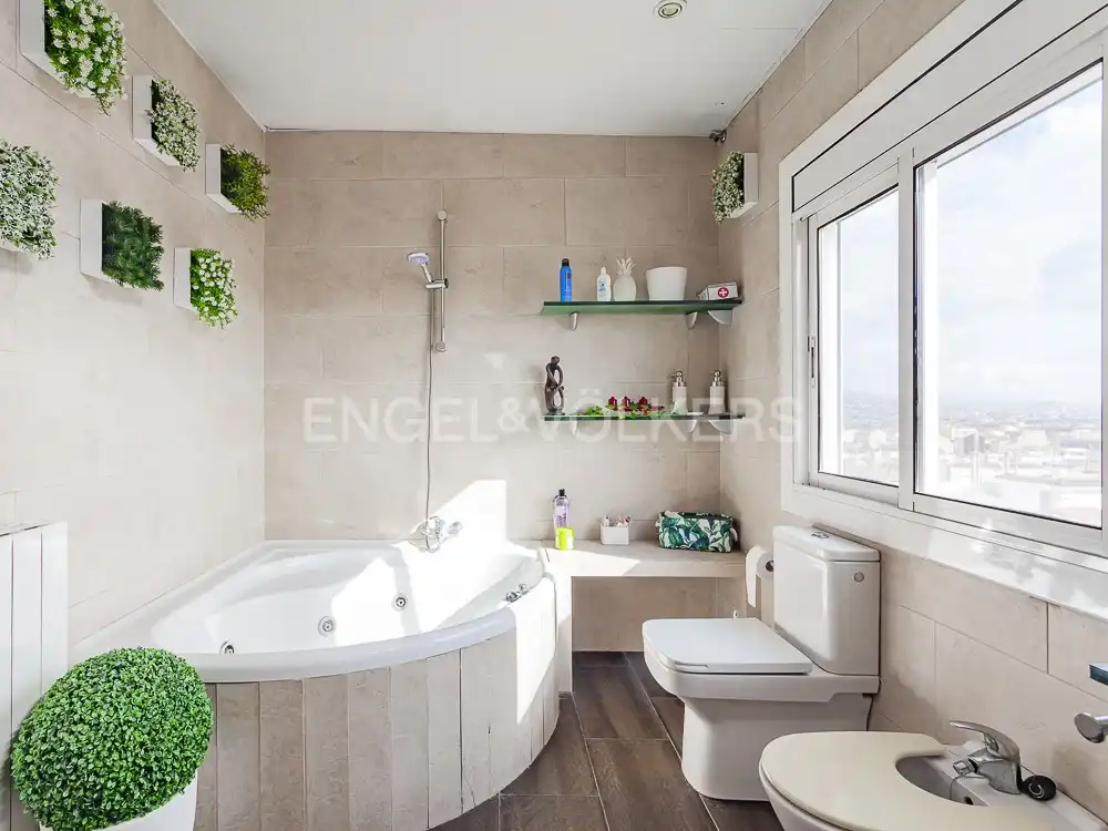 Badezimmer von Dachboden zum Verkauf in Barcelona mit Klimaanlage, Heizung und Terrasse