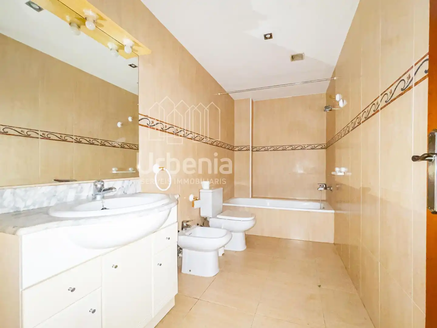 Bathroom of Flat for sale in Canyamars