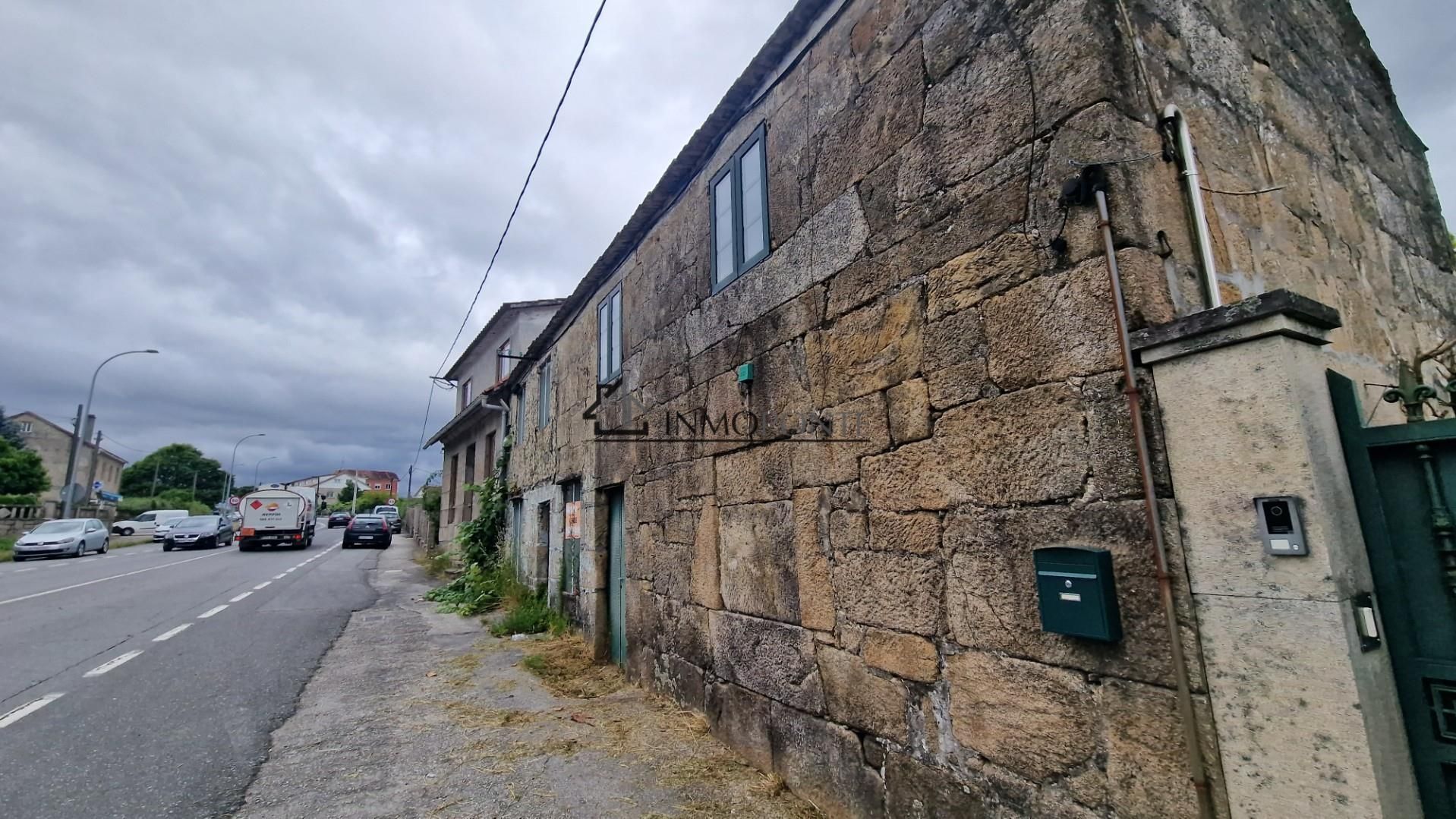 Vista exterior de Casa adosada en venda en Pontevedra Capital  amb Jardí privat