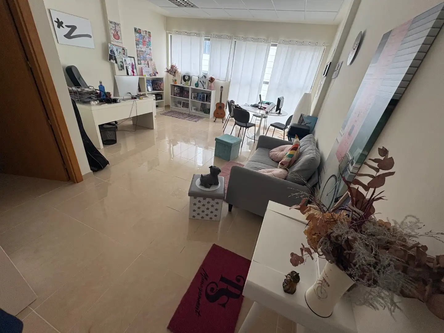 Sala d'estar de Oficina de lloguer en Donostia - San Sebastián  amb Moblat