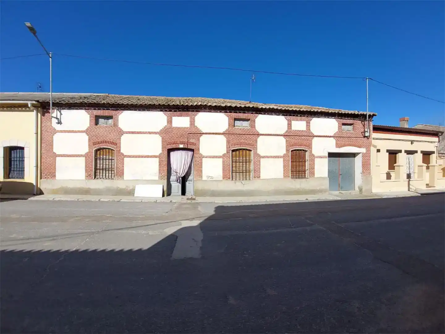 Vista exterior de Casa adosada en venda en Llano de Olmedo amb Jardí privat i Traster