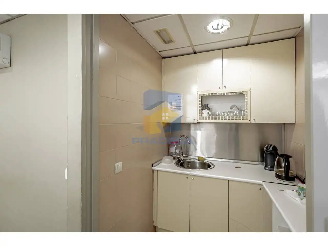 Kitchen of Office for sale in Madrid  with Air Conditioner and Alarm
