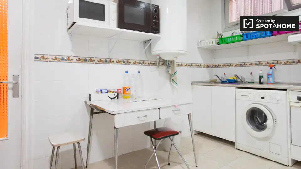 Kitchen of Flat for share in Bilbao   with Air Conditioner, Heating and Terrace