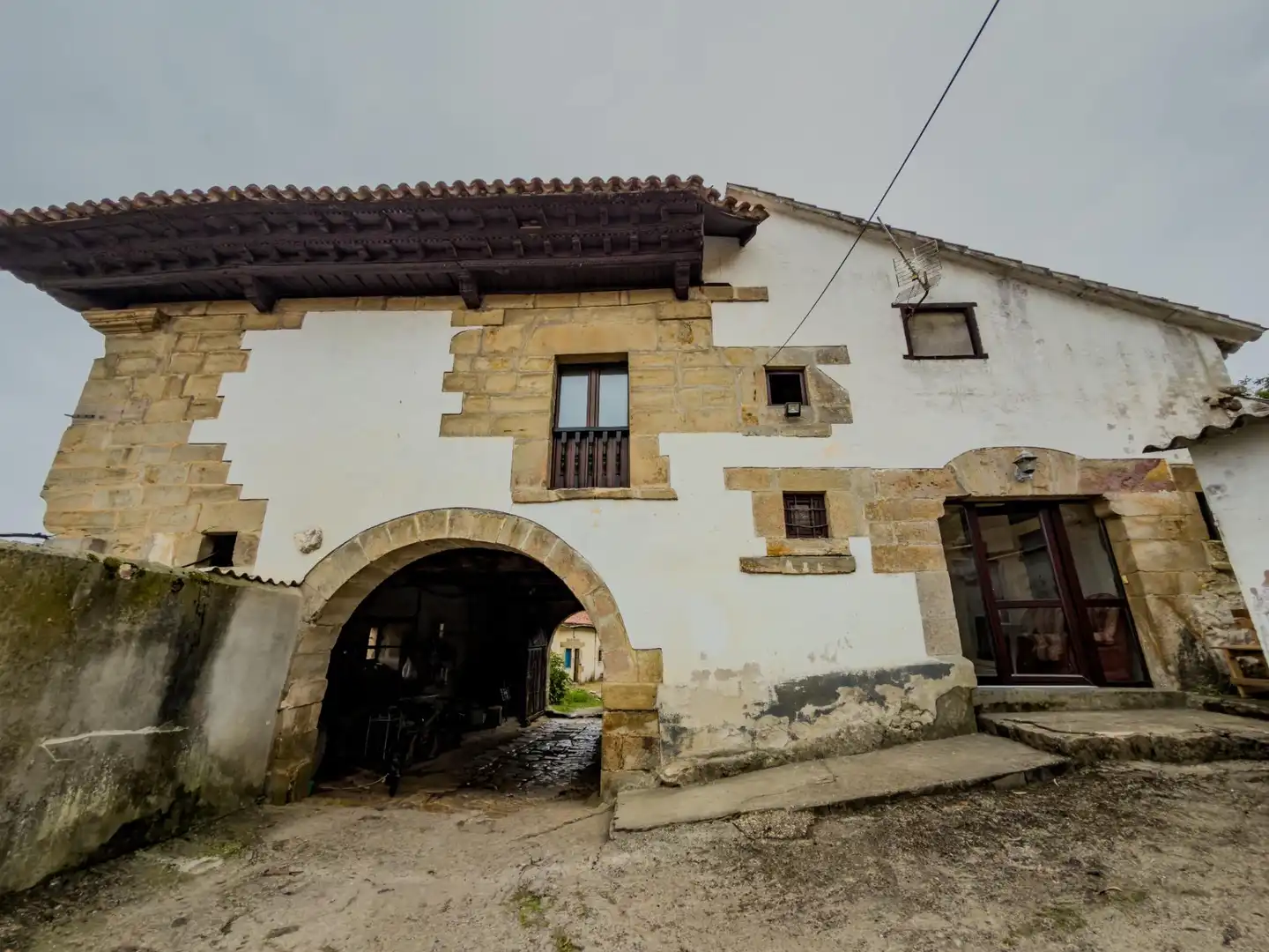 Vista exterior de Casa o xalet en venda en Alfoz de Lloredo amb Jardí privat, Terrassa i Balcó