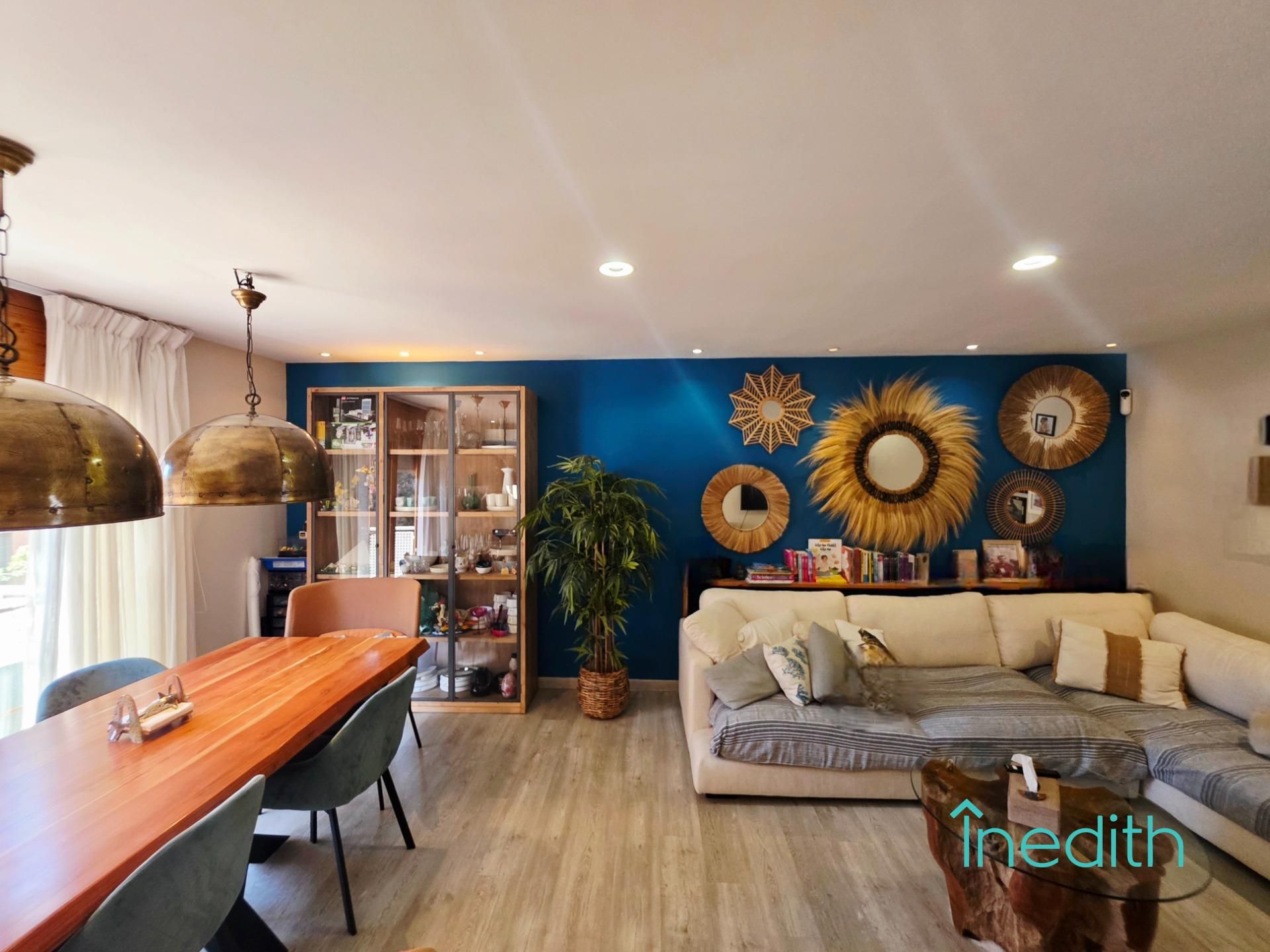 Sala d'estar de Casa adosada en venda en Castelldefels amb Aire condicionat, Calefacció i Jardí privat