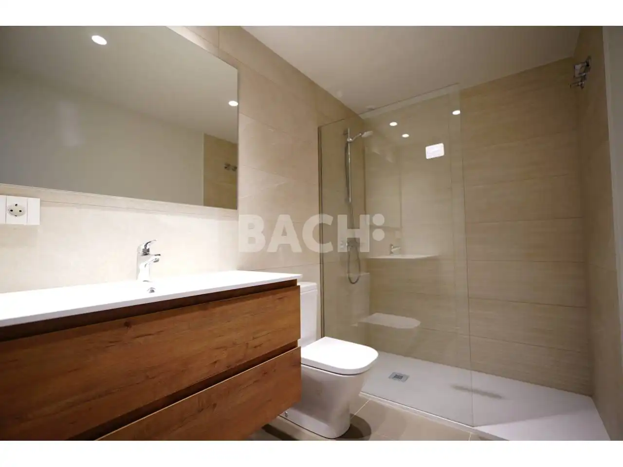 Bathroom of Duplexes for sale in Vic  with Air Conditioner, Heating and Parquet flooring
