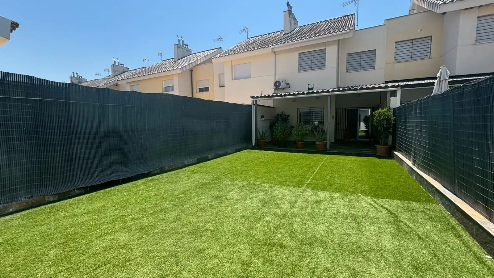 Jardí de Casa adosada en venda en Huévar del Aljarafe amb Aire condicionat, Traster i Alarma