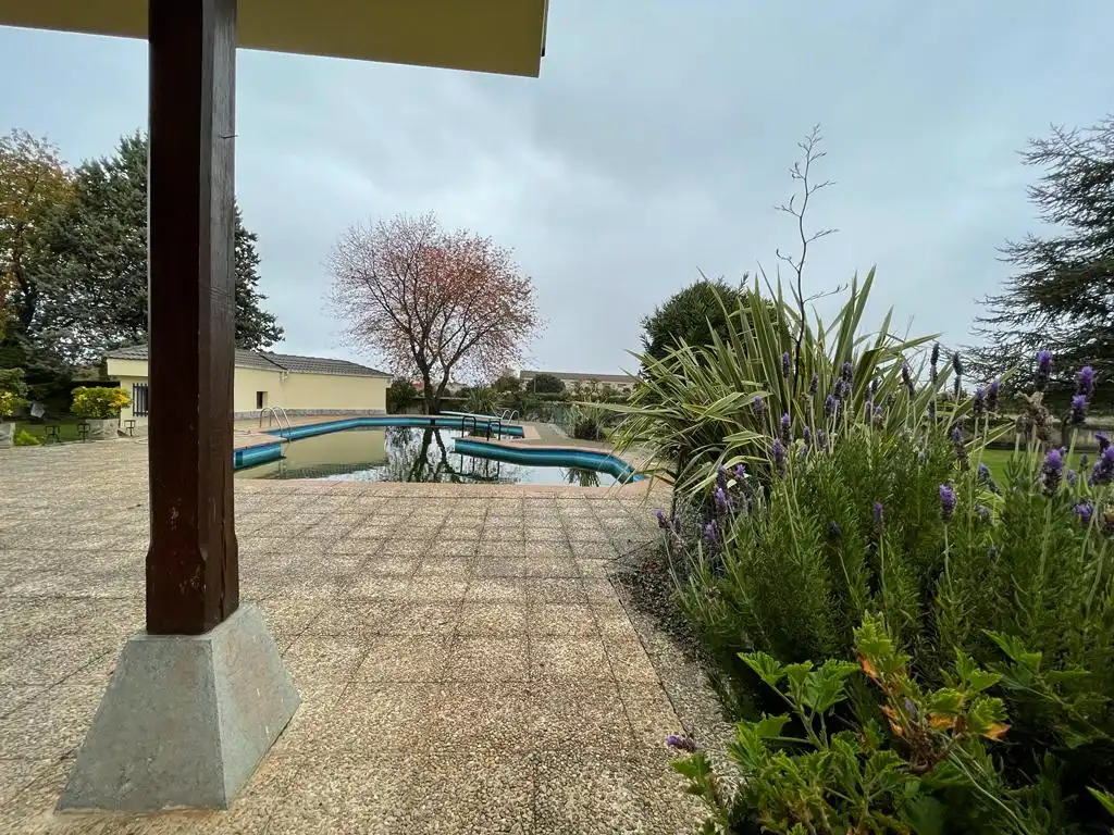Piscina de Casa o xalet en venda en Castañares de Rioja amb Calefacció, Jardí privat i Parquet
