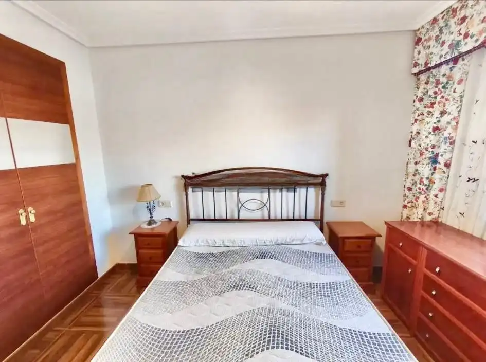 Dormitori de Casa adosada de lloguer en Torrevieja amb Aire condicionat, Terrassa i Piscina