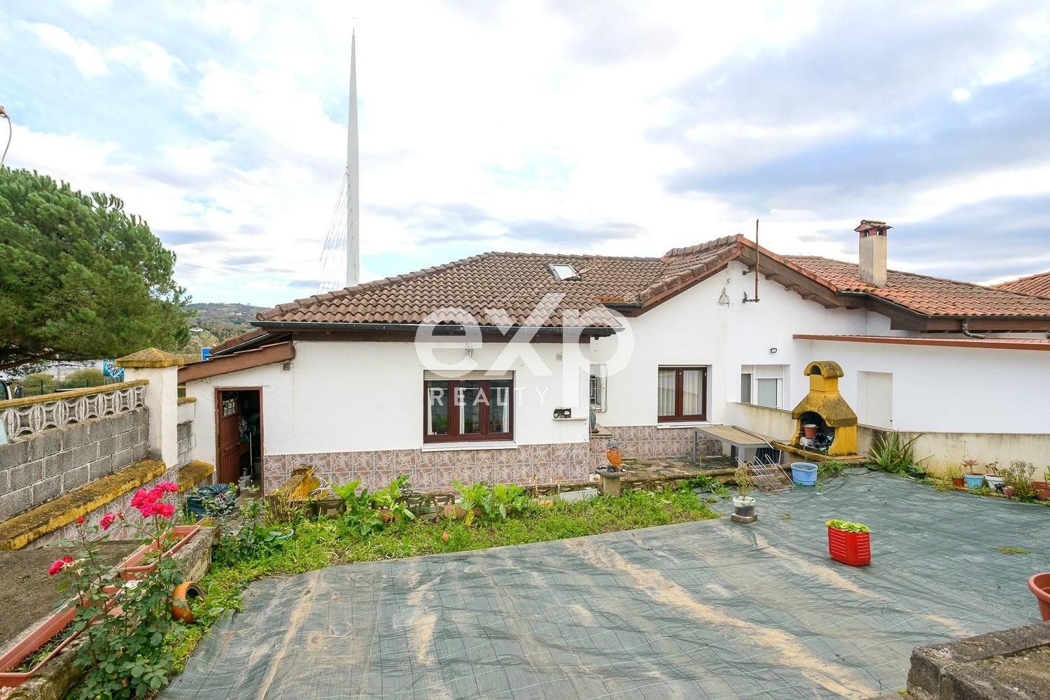 Vista exterior de Casa o xalet en venda en Oviedo  amb Calefacció, Terrassa i Traster