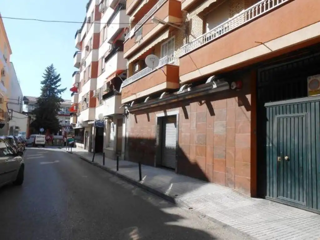 Local comercial en venda a Calle la Carolina, imagen 4