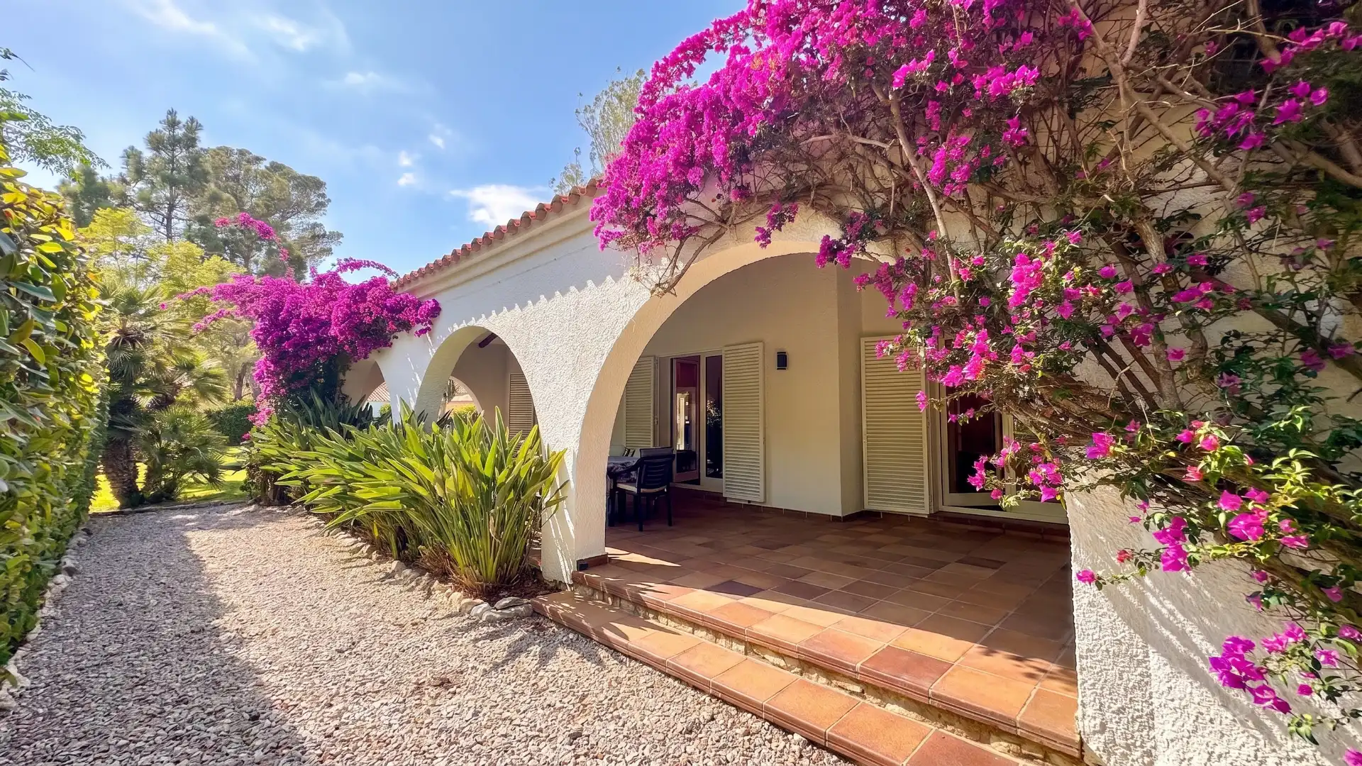 Vista exterior de Casa o xalet en venda en Mont-roig del Camp amb Aire condicionat, Jardí privat i Terrassa