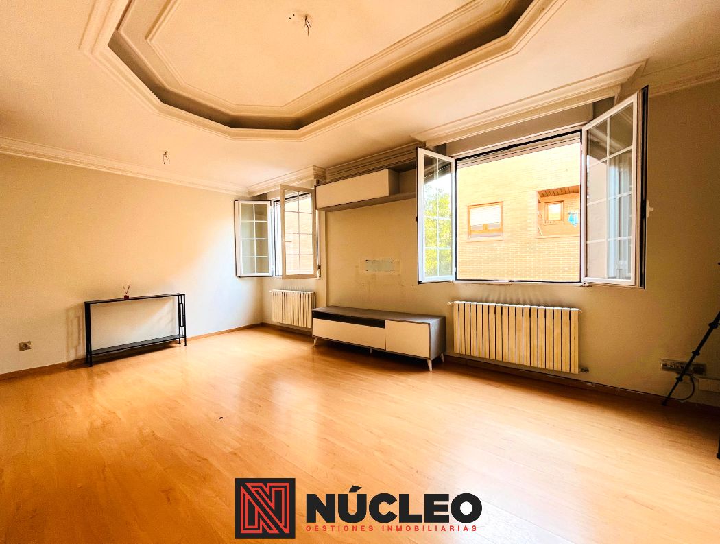 Living room of Flat for sale in  Zaragoza Capital  with Furnished