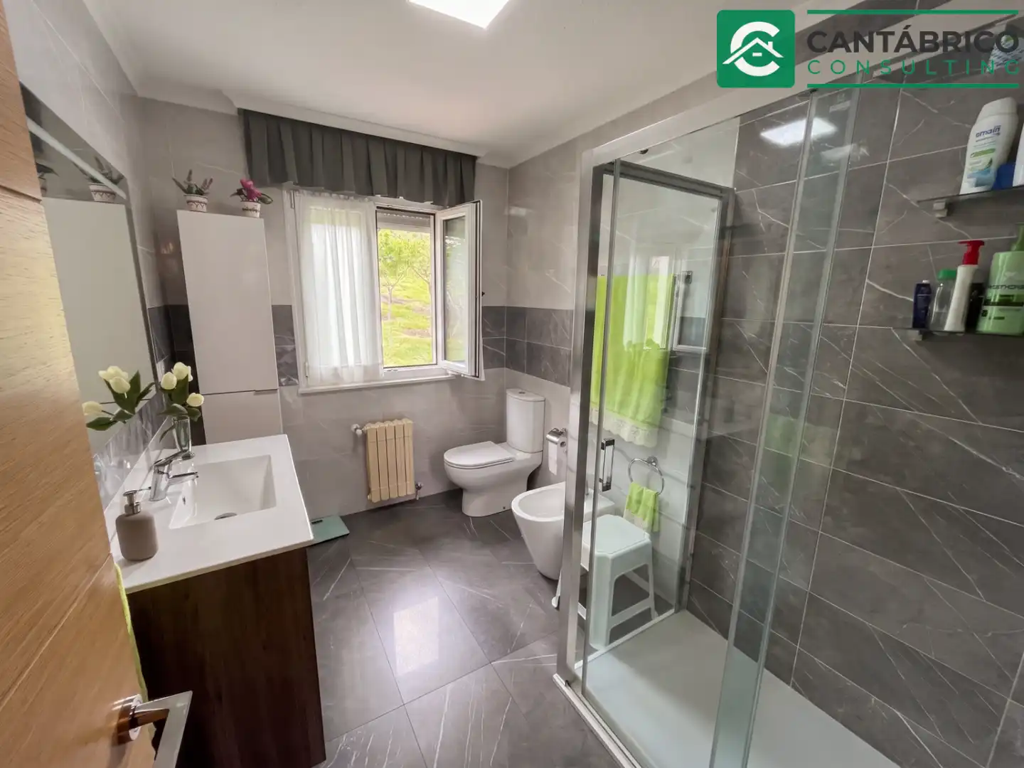 Bathroom of Houses for sale in Navia  with Heating and Furnished