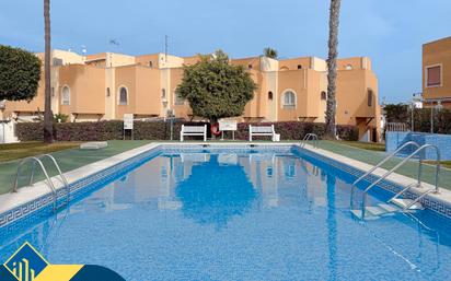 Piscina de Casa adosada en venda en Torrevieja amb Aire condicionat, Calefacció i Terrassa