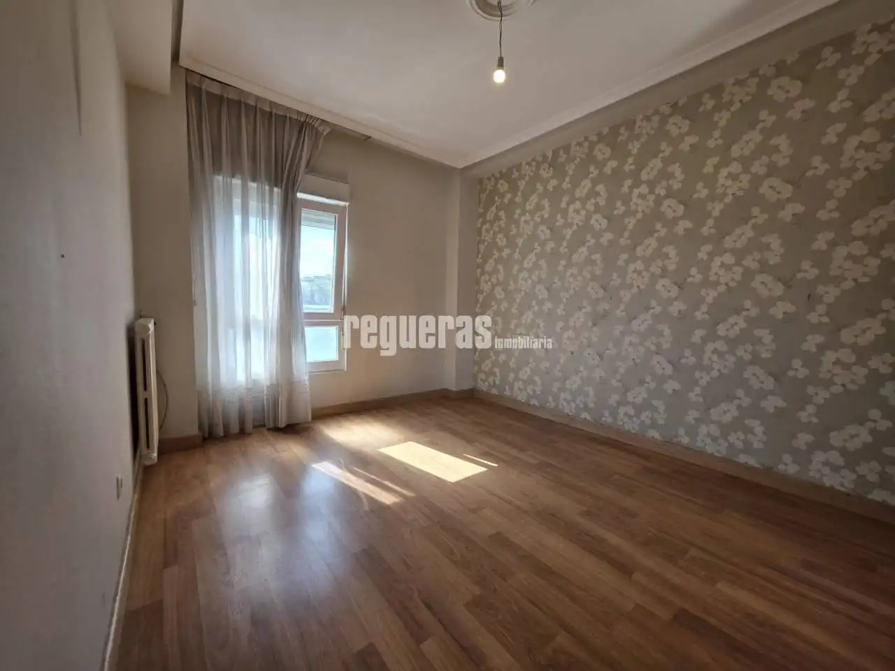 Habitación de Piso en venta en Avilés con Calefacción, Terraza y Trastero