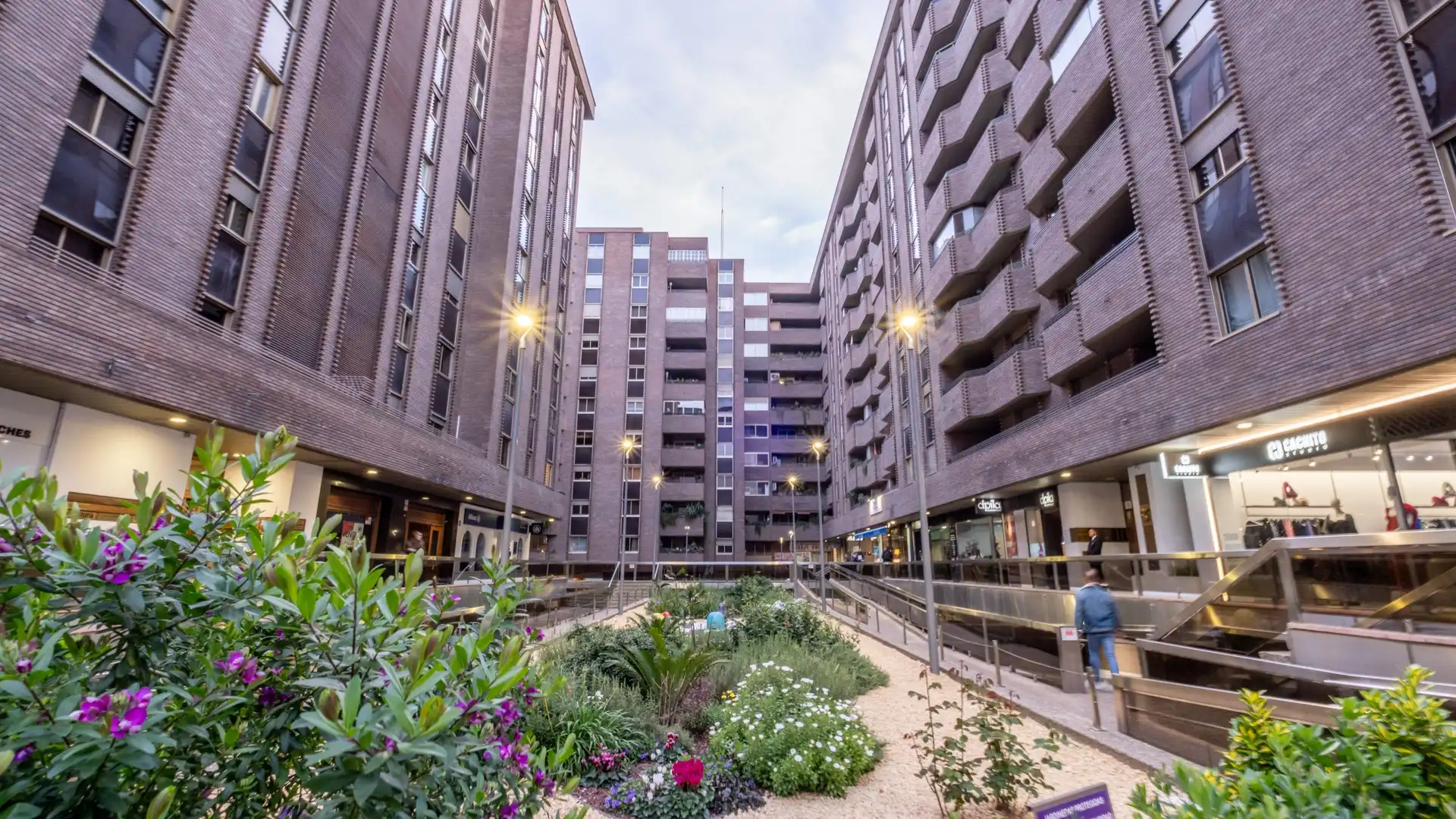 Vista exterior de Piso en venta en  Zaragoza Capital con Terraza y Balcón