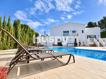 House with balcony for sale in Calle Halcones