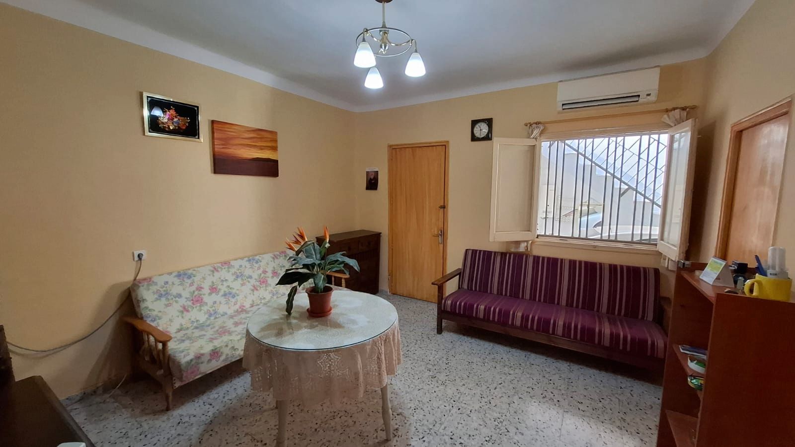 Sala d'estar de Casa o xalet en venda en Motril amb Aire condicionat, Terrassa i Moblat