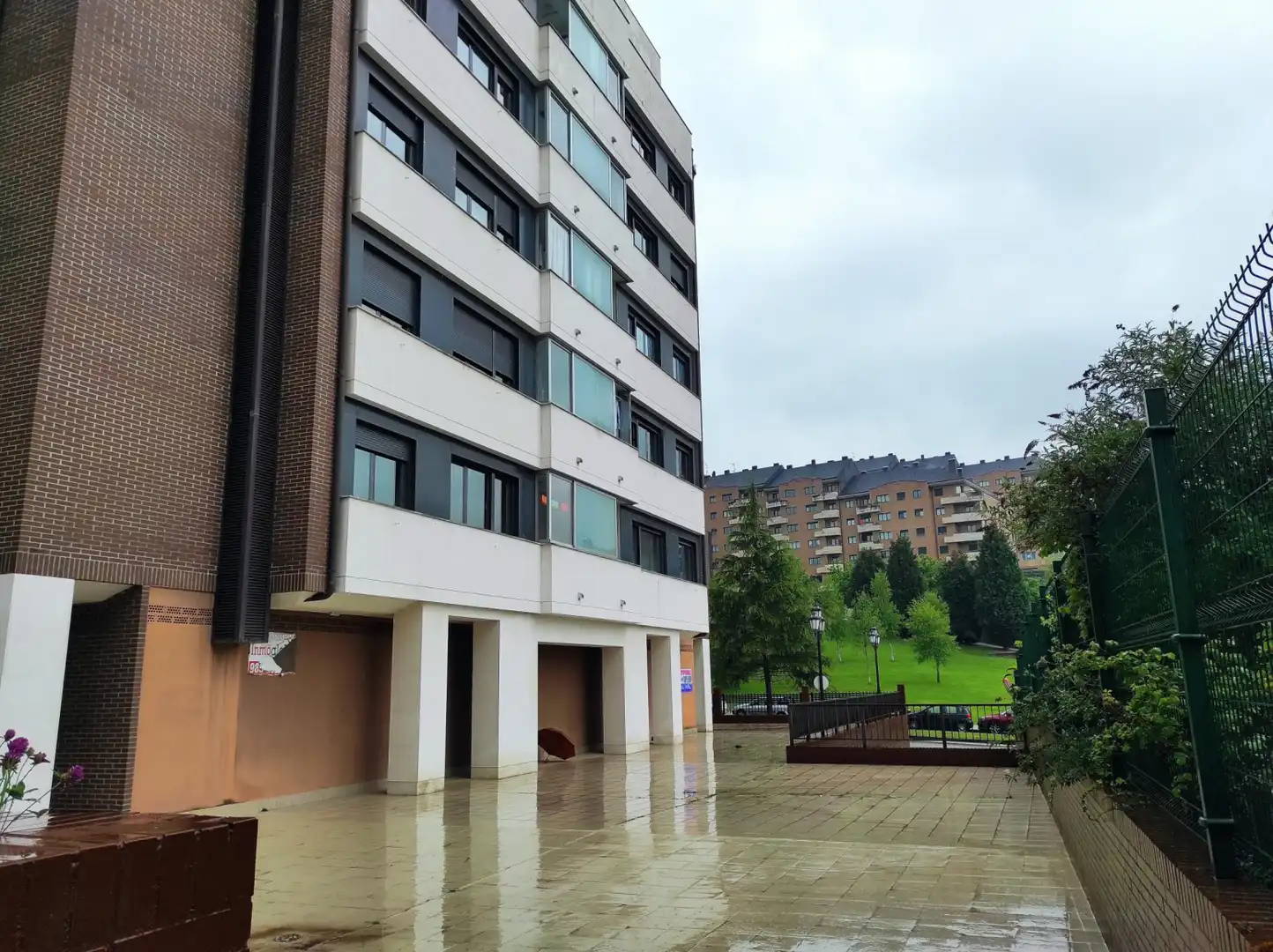Vista exterior de Local de alquiler en Oviedo 