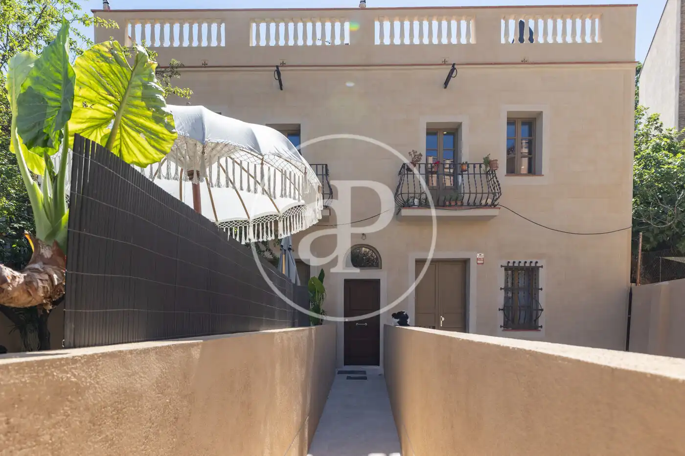 Außenansicht von Wohnung zum Verkauf in Barcelona mit Klimaanlage, Heizung und Privatgarten