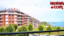 Vista exterior de Pis en venda en Castro-Urdiales amb Calefacció, Terrassa i Balcó