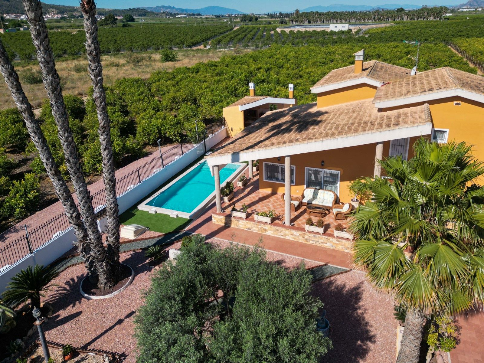 Vista exterior de Casa o xalet en venda en Orihuela amb Aire condicionat, Calefacció i Jardí privat
