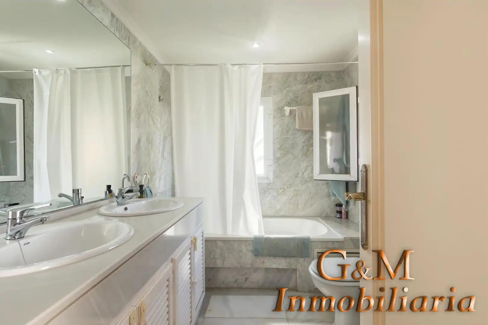 Baño de Casa adosada en venta en Estepona con Jardín privado, Terraza y Balcón