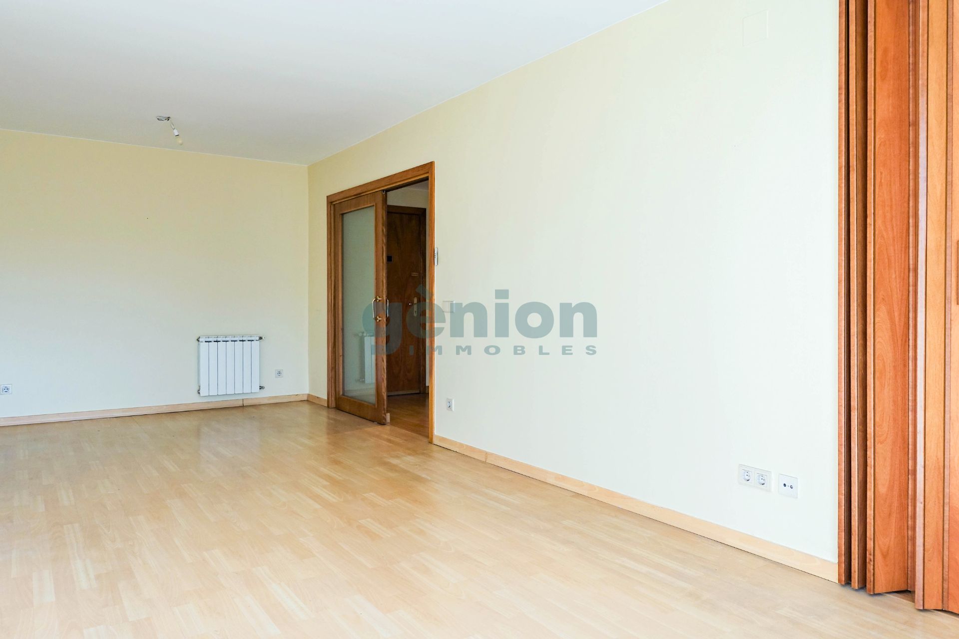 Dormitori de Pis en venda en Girona Capital amb Aire condicionat, Calefacció i Terrassa