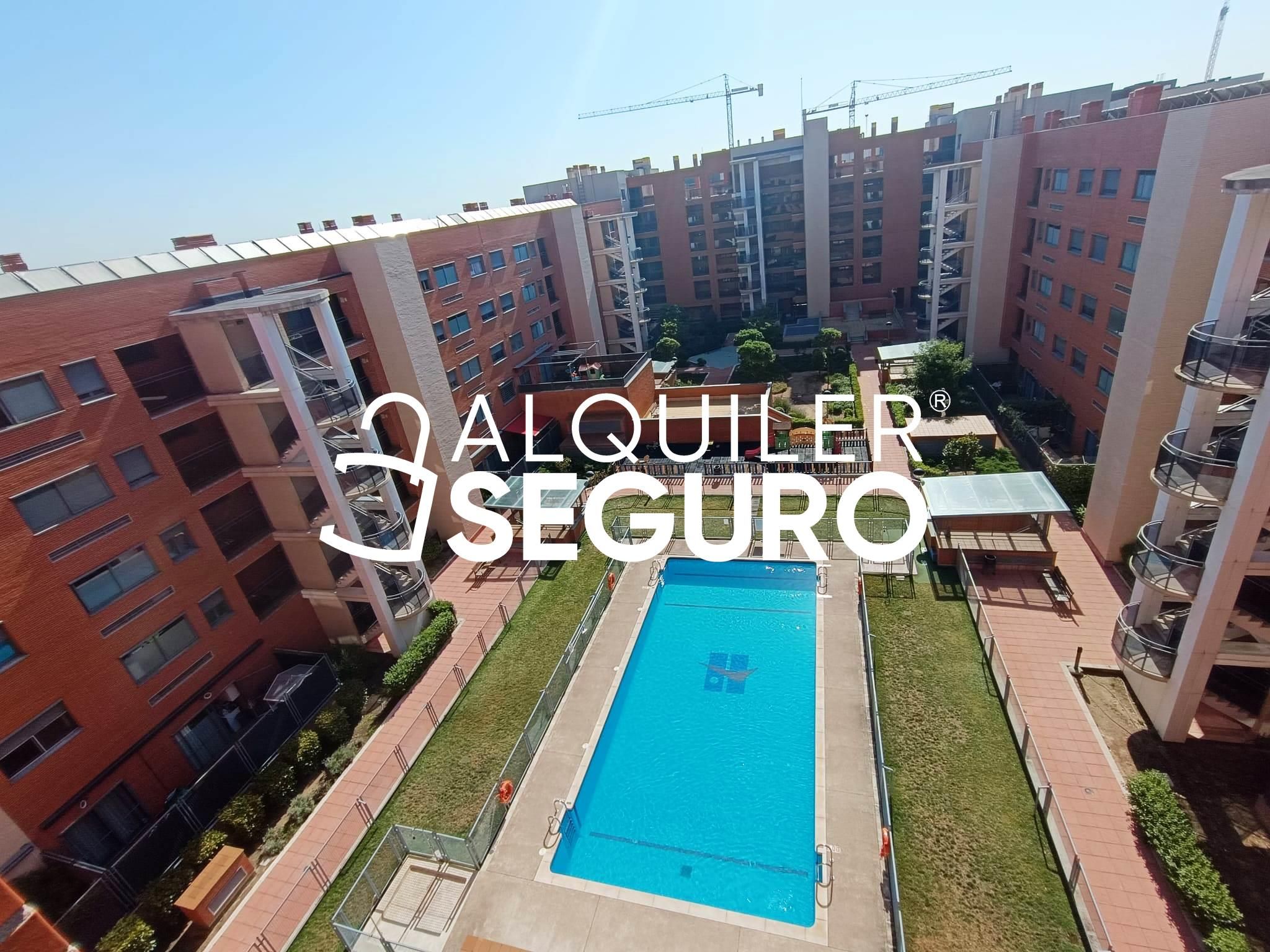 Vista exterior de Pis de lloguer en Getafe amb Calefacció, Traster i Piscina