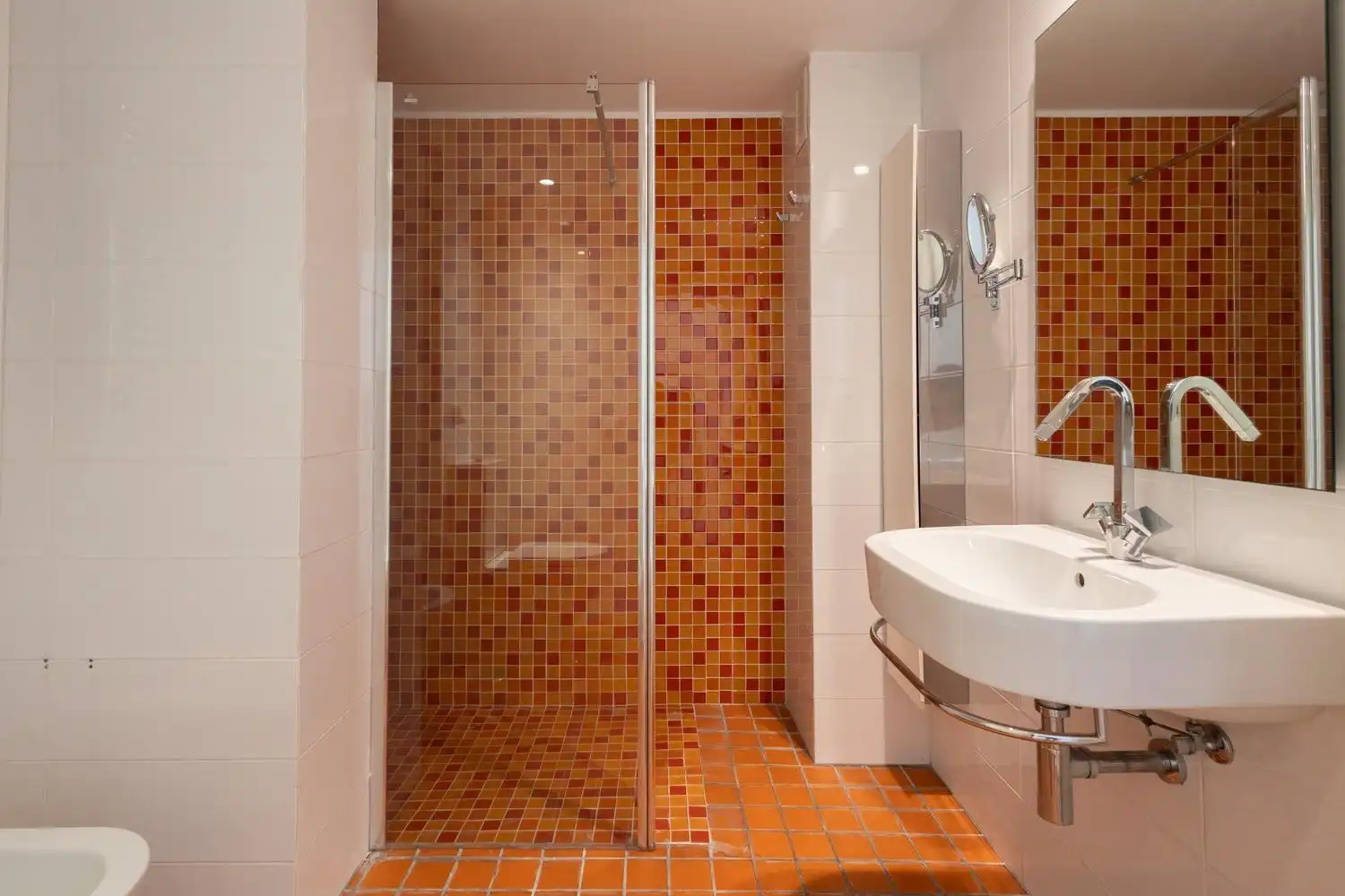 Bathroom of Flat for share in Valencia  with Air Conditioner, Heating and Balcony