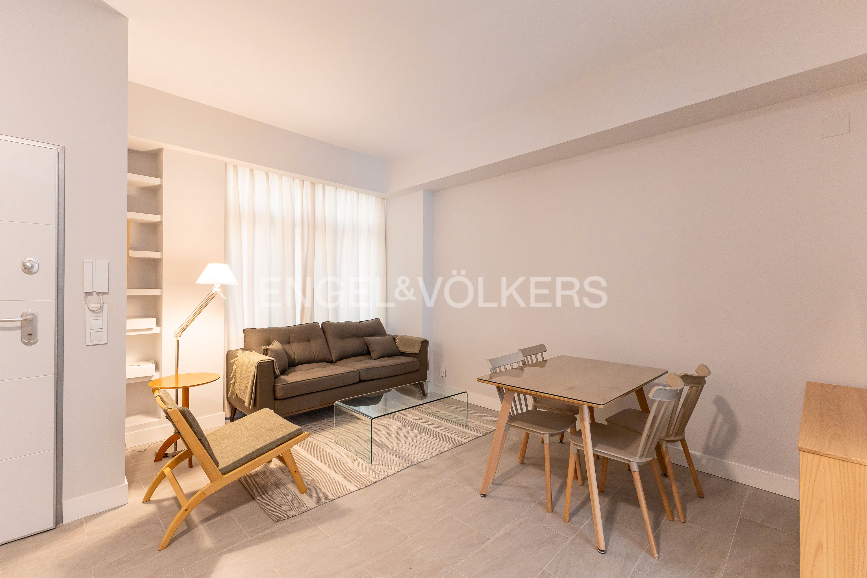 Sala d'estar de Apartament de lloguer en  Madrid Capital amb Calefacció