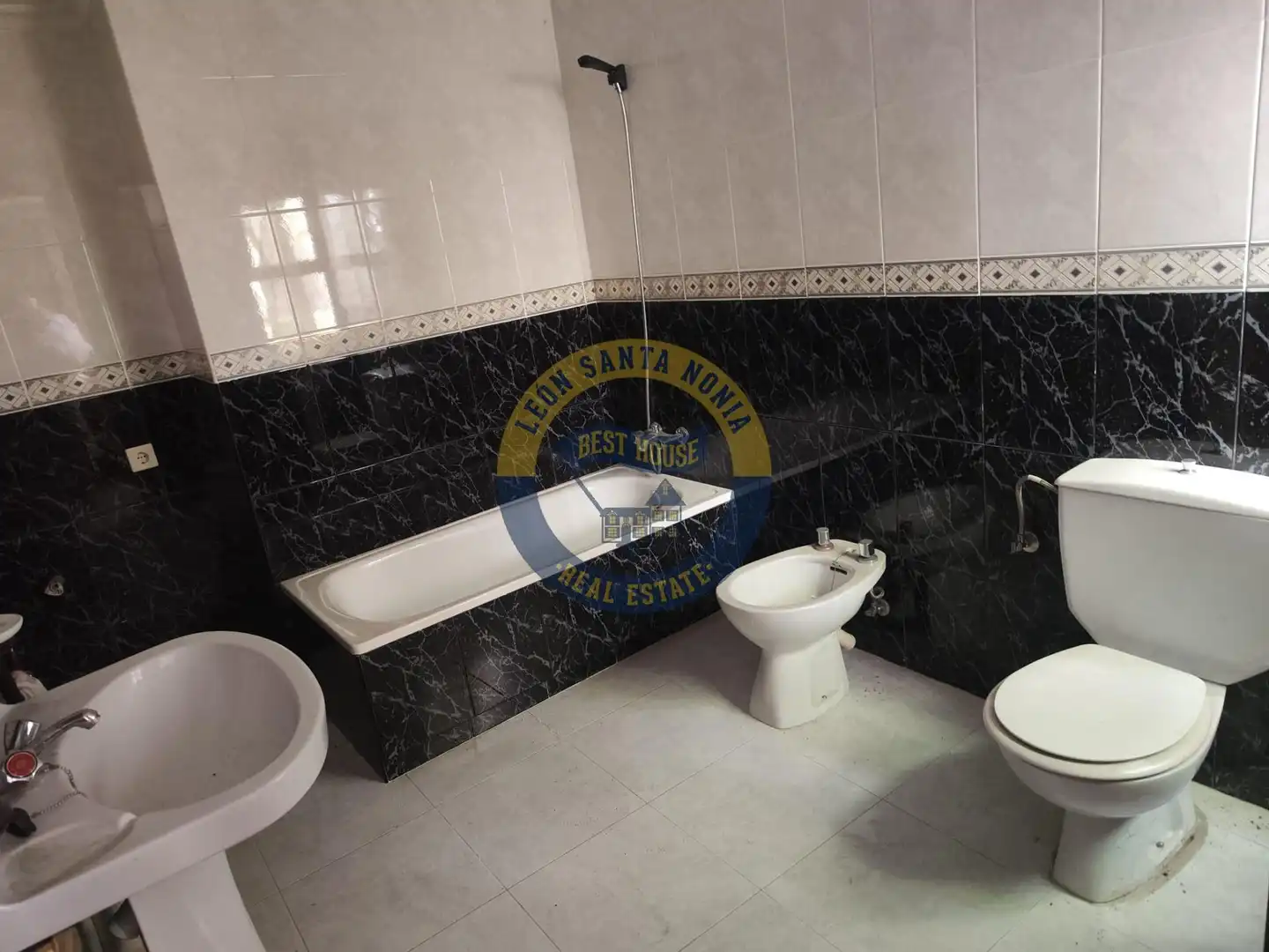 Bany de Casa o xalet en venda en Rioseco de Tapia amb Traster i Balcó