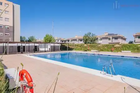 Piso con piscina en venta en AV. CIRCUNVALACION 17