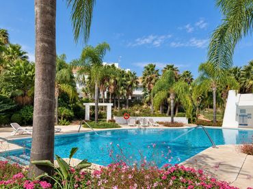 Apartment with pool for sale in Casares pueblo