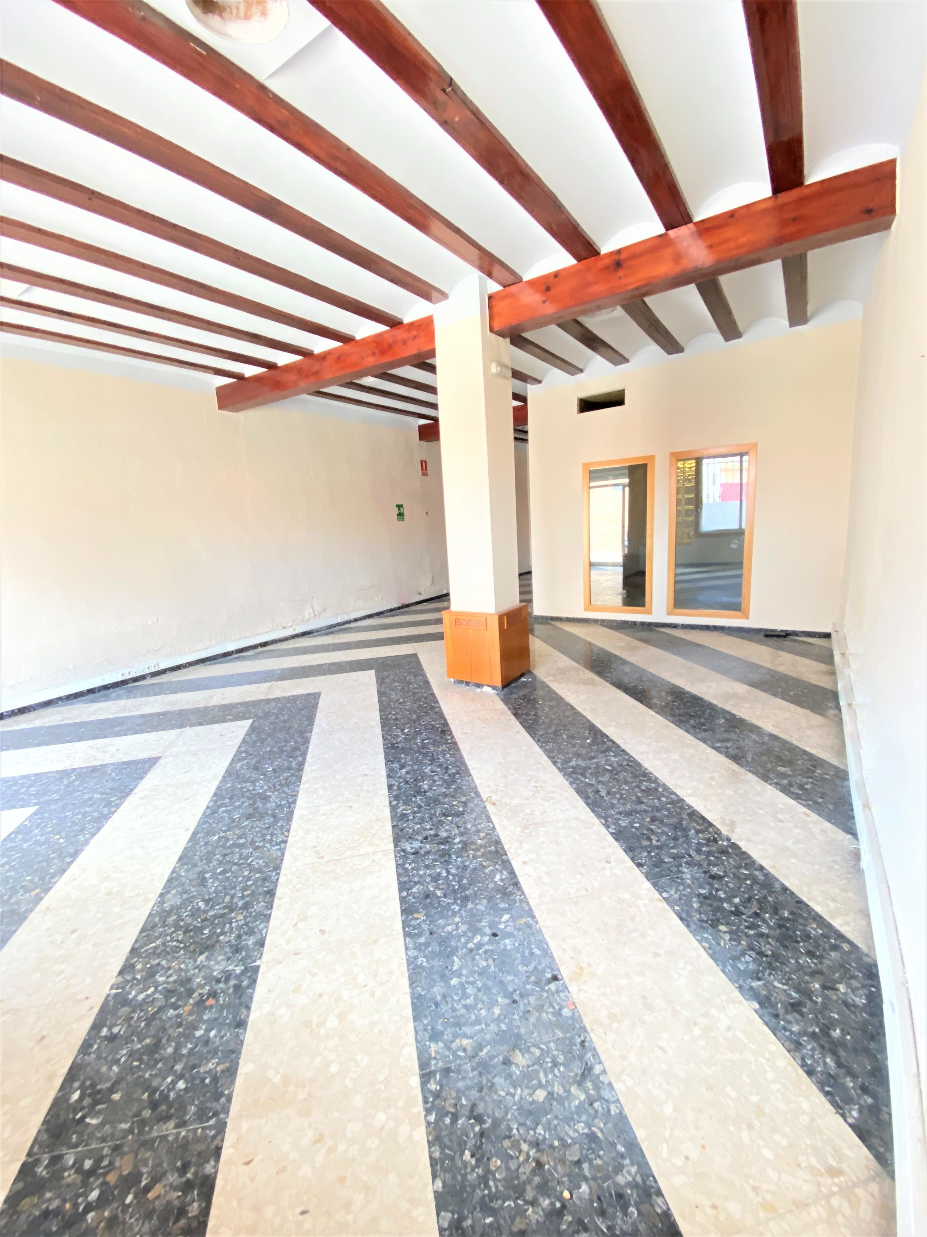 Premises for sale in Casinos  with Air Conditioner