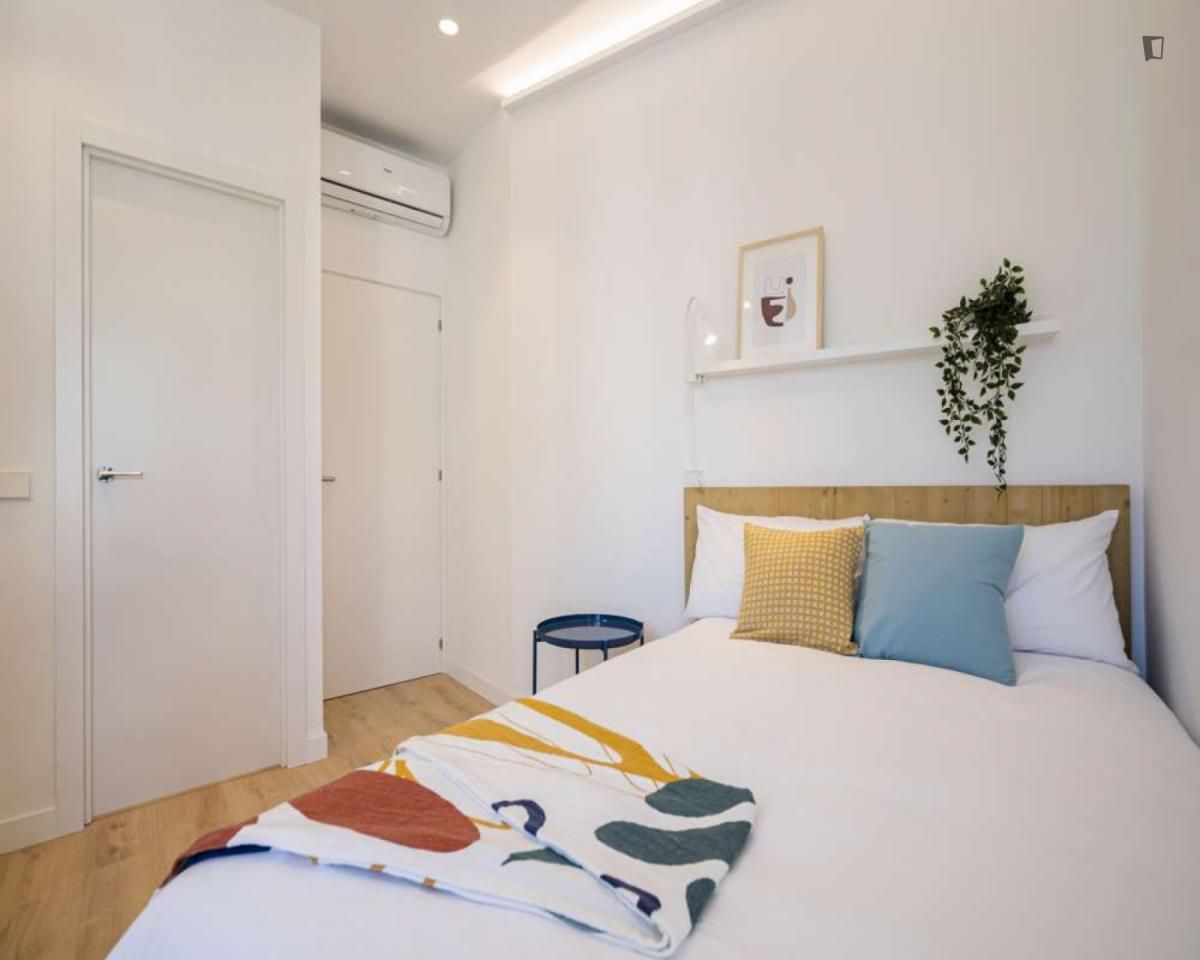 Dormitori de Apartament per a compartir en  Madrid Capital amb Moblat, Forn i Rentadora