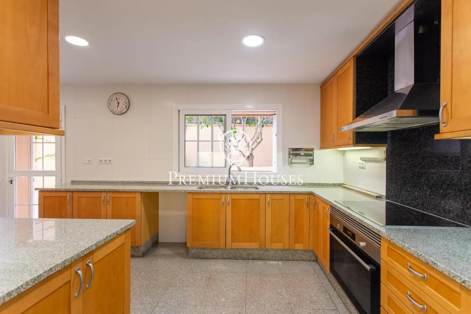 Cuina de Casa o xalet en venda en Vilassar de Dalt amb Calefacció, Jardí privat i Terrassa