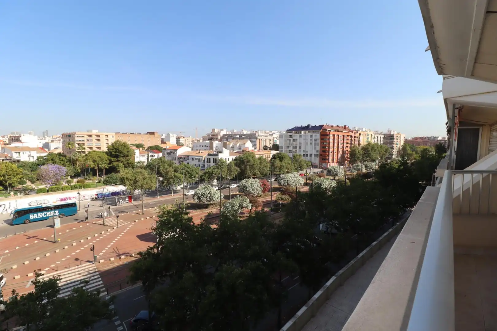 Exterior view of Flat for rent in Valencia  with Air Conditioner